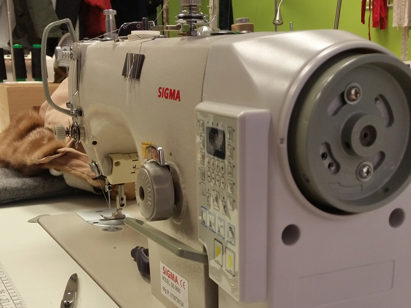 máquina de coser donde se realizan arreglos de ropa y se cosen costuras